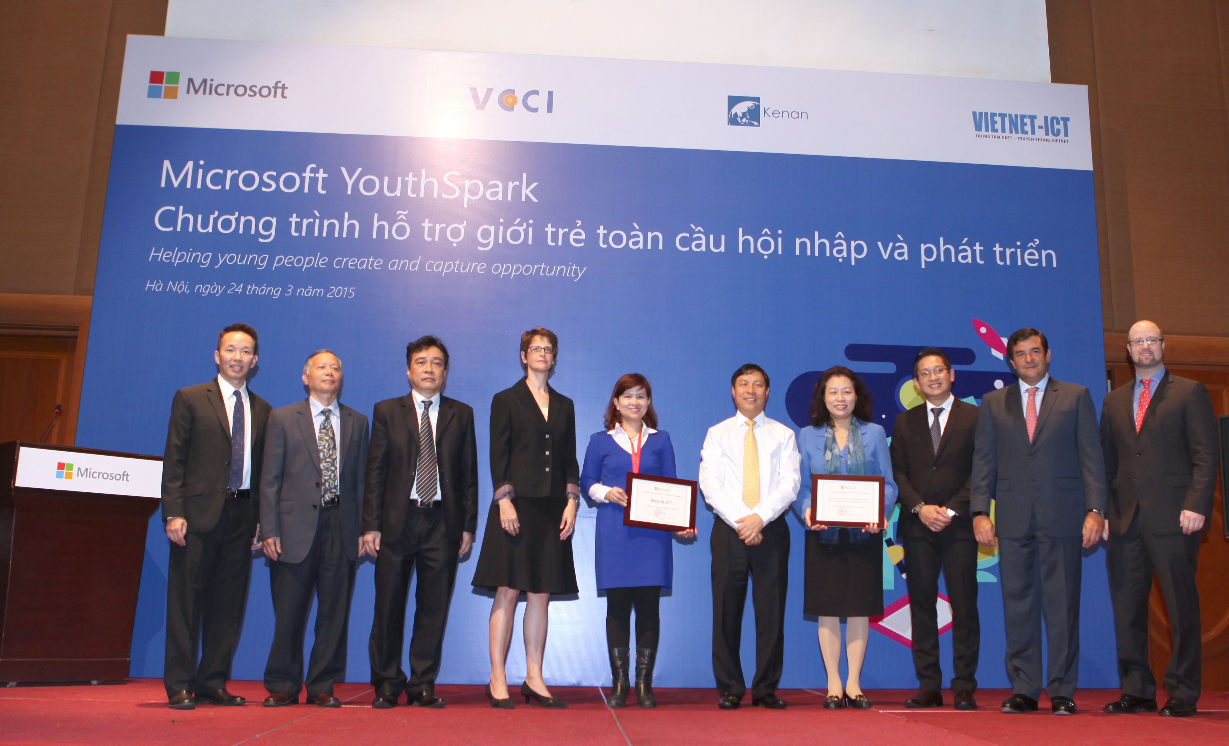 From left to right: Mr. Khoa Pham, Director of Legal and Corporate Affairs, Microsoft Vietnam; Mr. Phung Quang Huy, Director of Gender Office, VCCI; Mr. Pham Hoang Tien, Director of SMB, VCCI; Ms. Laura Stone, Economic Counselor, US Embassy Hanoi; Ms. Nguyen Thu Hue, Founder and Executive Director, Vietnet-ICT; Mr. Dang Huy Dong, Vietnam Deputy Minister for Planning and Investment; Ms. Pham Thi Thu Hang, General Secretary of VCCI; Mr. Vu Minh Tri, General Director of Microsoft Vietnam; Mr. César Cernuda, President of Microsoft Asia Pacific; Mr. Adam Sitkoff, Executive Director, AmCham Vietnam in Hanoi.