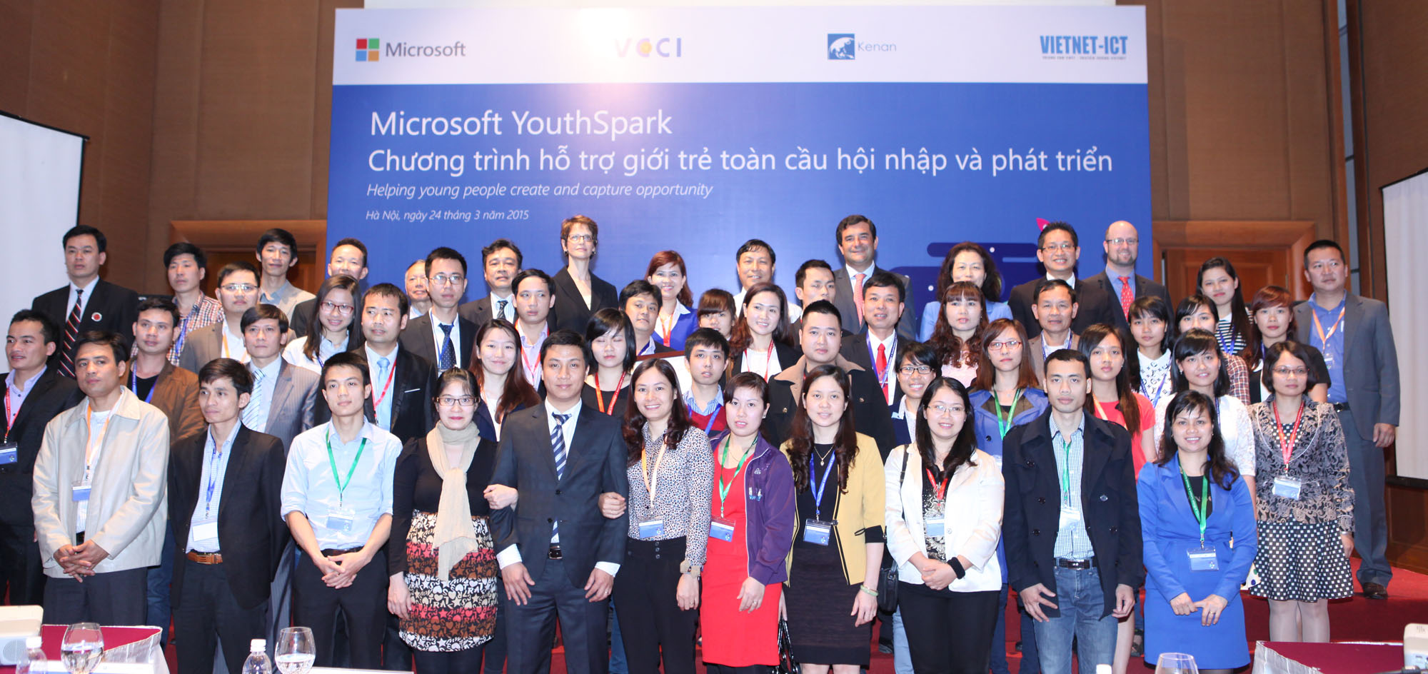 Cesar Cernuda, Microsoft President Asia Pacific, Dang Huy Dong, Vietnam Deputy Minister for Planning and Investment and Vietnamese students gather on stage to celebrate Microsoft's YouthSpark investment in Vietnam.