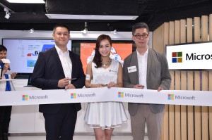 (from the right) Chester Wong, Director, Consumer Channels Group of Microsoft Hong Kong Limited; Jacqueline Wong, artist; and Ulric Wan, Associate Director of Asset Management Services at Savills, attended the cutting ribbon ceremony to unveil the first Microsoft Experience Zone.