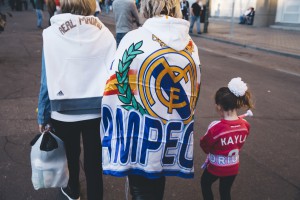 Los leales fanáticos del Real Madrid lo apoyan en todas partes del mundo. Foto: Carles Carabí