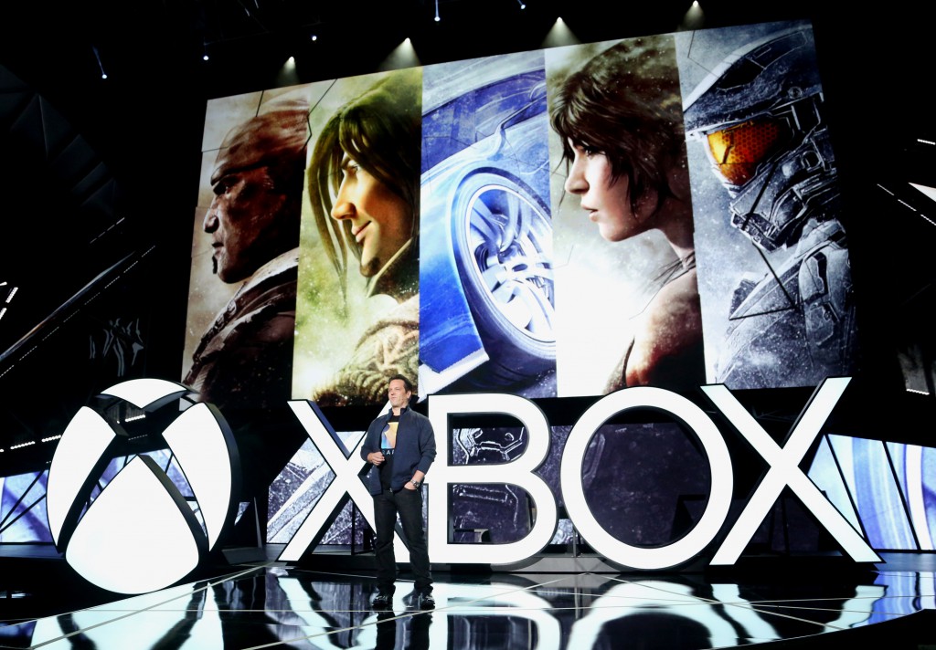 Phil Spencer, Head de Xbox, apresenta o maior lineup na história do Xbox, durante o briefing de Xbox na E3 2015, na segunda-feira, 15 de junho de 2015, em Los Angeles. (Foto Casey Rodgers ou Matt Sayles/Invision para Microsoft/AP Images)