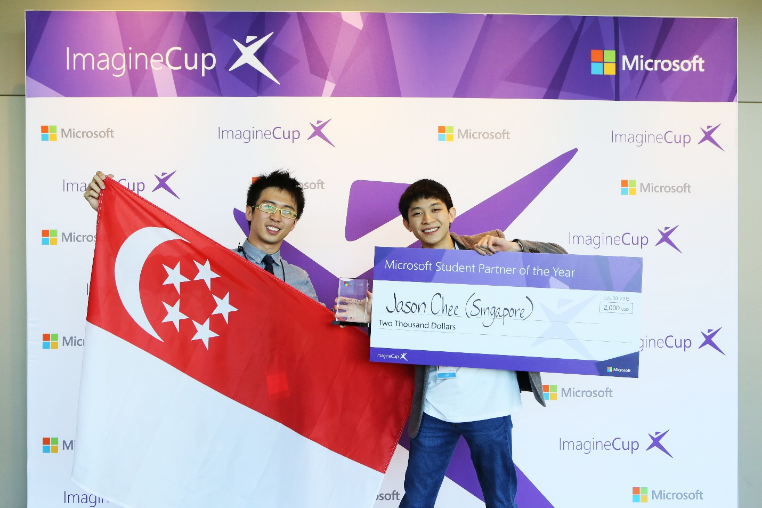 (From right) Jason Chee from Singapore Polytechnic with his cheque alongside Terence Lim, Technical Evangelist, Microsoft Singapore