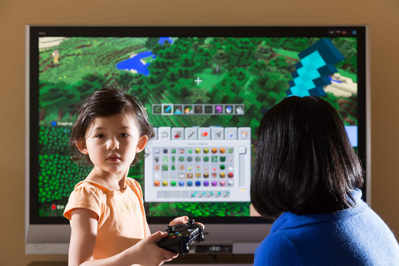 Christina Chen juega “Minecraft” con su hija Natalie – uno de sus pasatiempos compartidos favoritos.