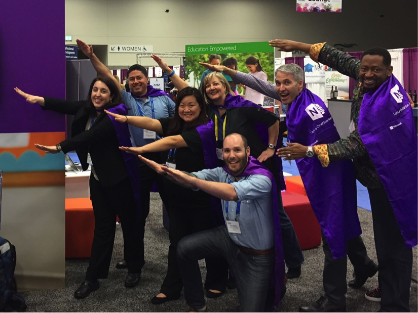 El equipo de Educación Microsoft y los Profesores Innovadores de Microsoft muestran su estatus de superhéroes. 