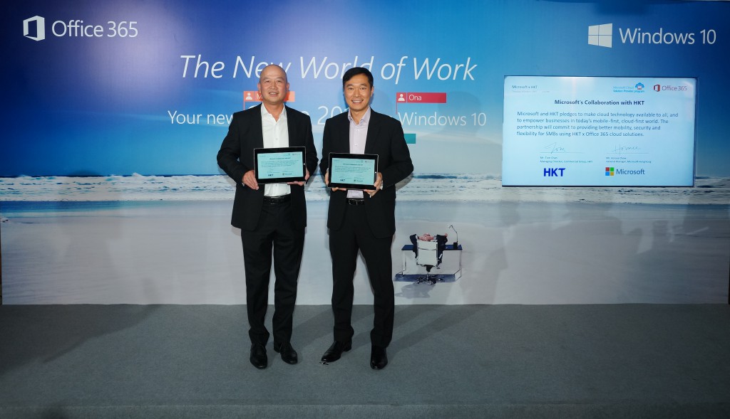 Horace Chow, General Manager, Microsoft Hong Kong (right) and Tom Chan, Managing Director, Commercial Group, HKT (left) using Office 2016’s co-authoring feature to sign the HKT x Office 365 business cloud solution for SMEs to enhance their productivity.