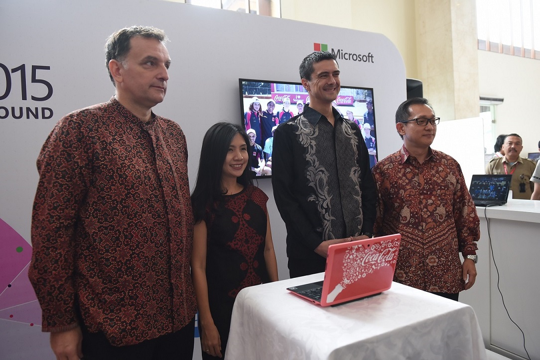 Unveiling moment e-Coaching application. From left to right: Patrick Pech, Research and Development Director, Coca-Cola Amatil Indonesia; Deborah Intan Nova (Debbie), Human Resource & IT Director, Coca-Cola Amatil Indonesia; Bernard Saisse, Marketing and Operation Director, Microsoft Indonesia; and Herbet Ang, President Director, Acer Indonesia.