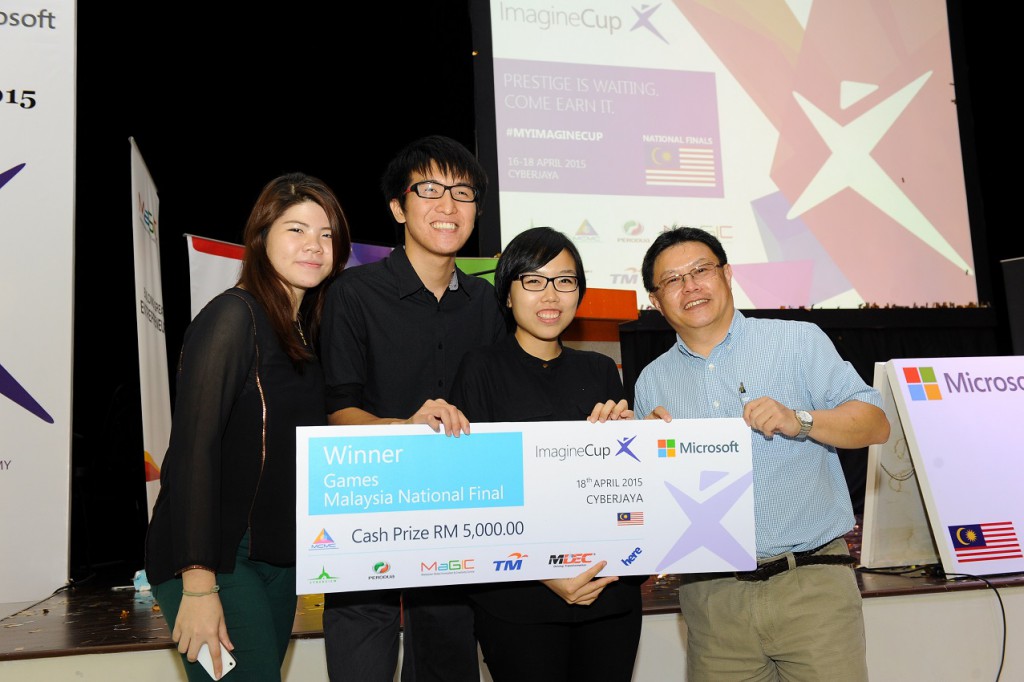 Team SwinDesign (L-R): Stella Wang, Landon Chia, Sim Jia Ying with John Tay, Director, Digital Lifestyle and Society, MCMC