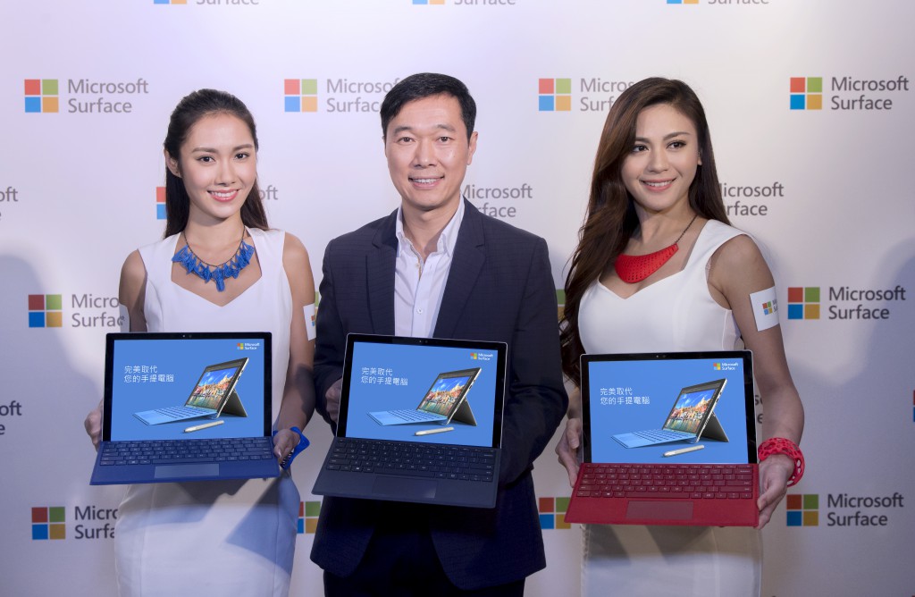 Microsoft Hong Kong 總經理鄒作基先生 (中) 與兩位模特兒手持Surface Pro 4連各色實體鍵盤保護蓋合照。