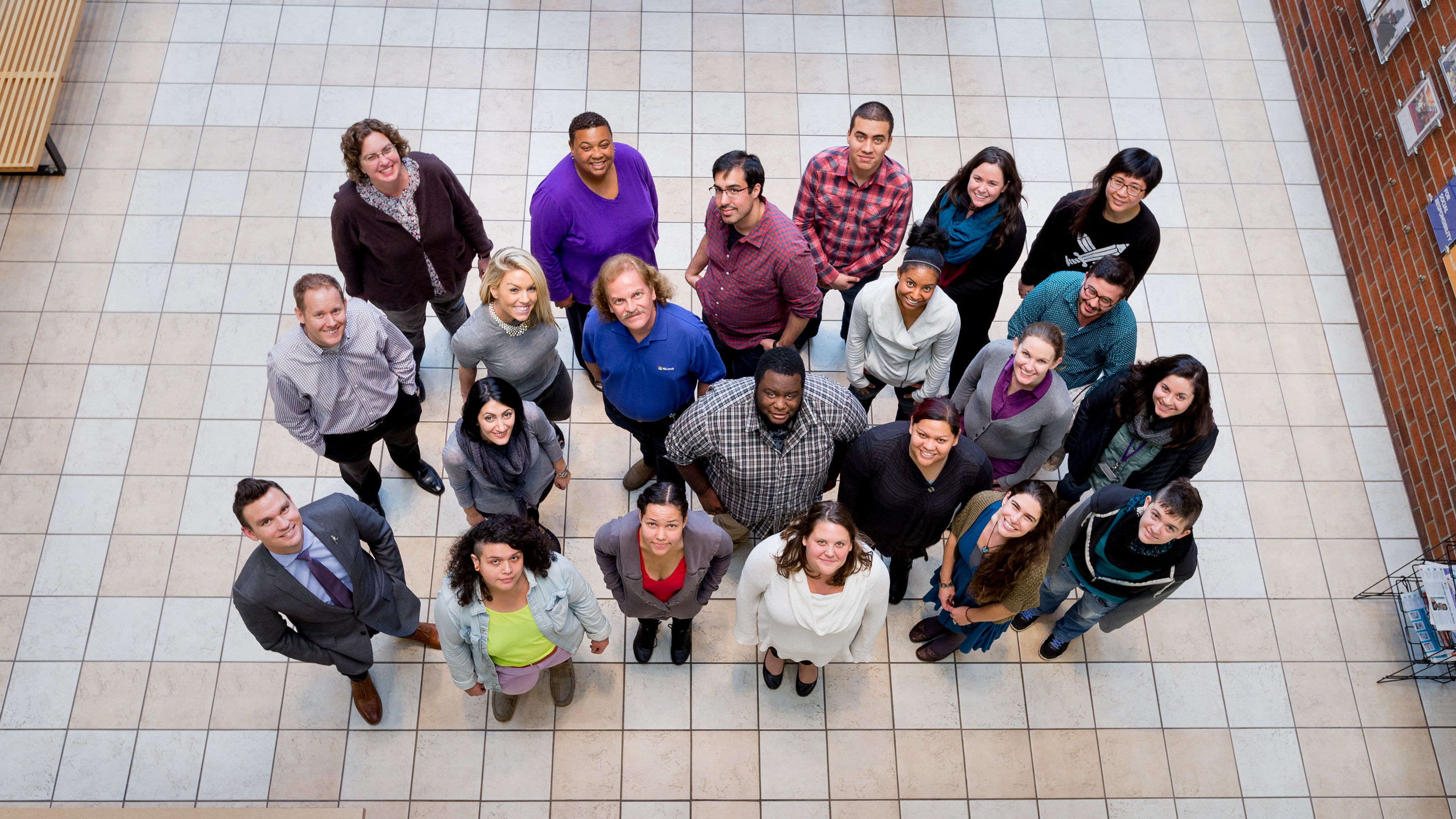 Voluntarios de Tech Talent for Good de Microsoft se reúnen con el staff de Mockingbird Society en las oficinas de la organización sin fines de lucro en Seattle. (Foto por Scott Eklund/Red Box Pictures)