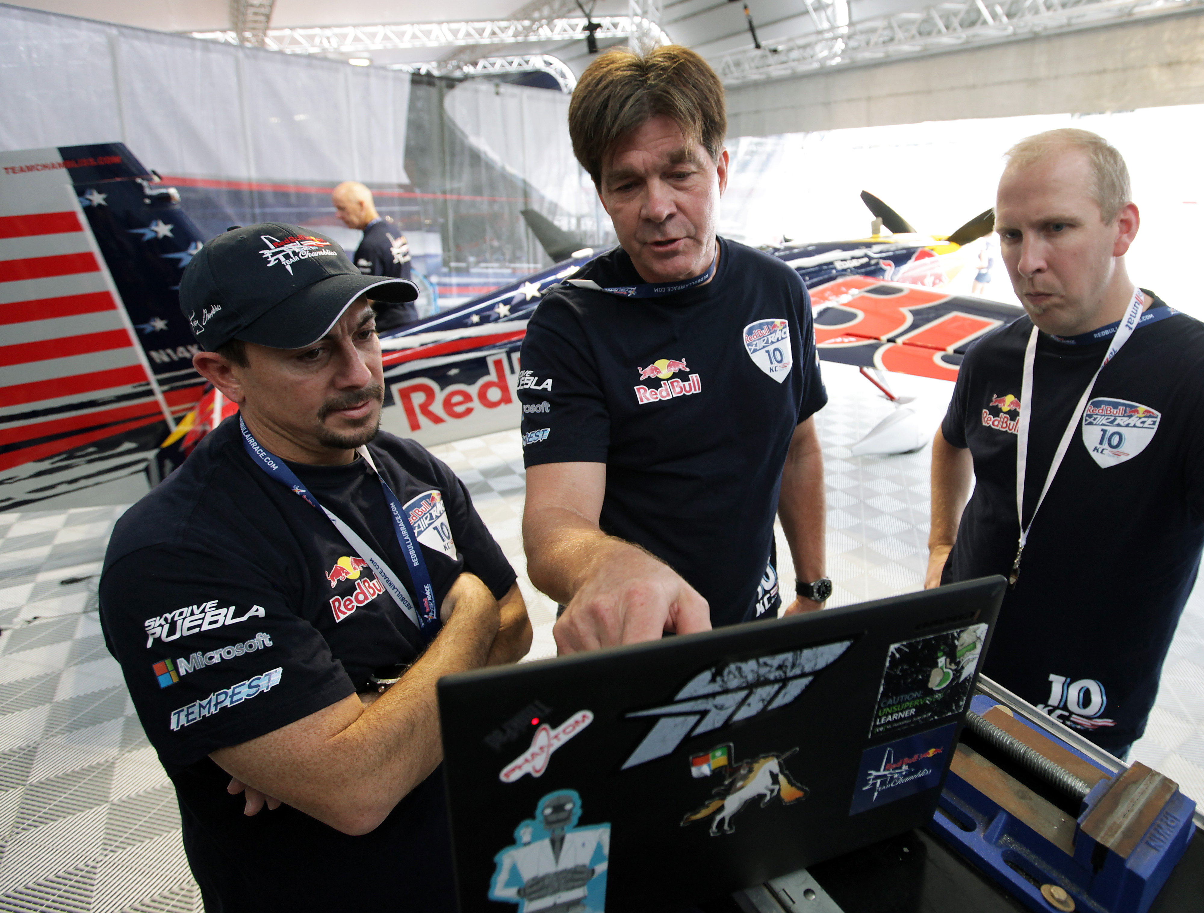 Chambliss trabaja con Michael Zyskowski, a la izquierda, y Rick Rogahn, a la derecha, ingenieros de Microsoft Research, para descubrir la mejor trayectoria posible para utilizar durante la competencia de Red Bull Air Race.