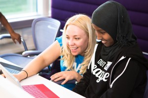 Volontärer från Microsoft och Kodcentrum hjälper elever under Hour of Code. Fotograf Maria Uhr