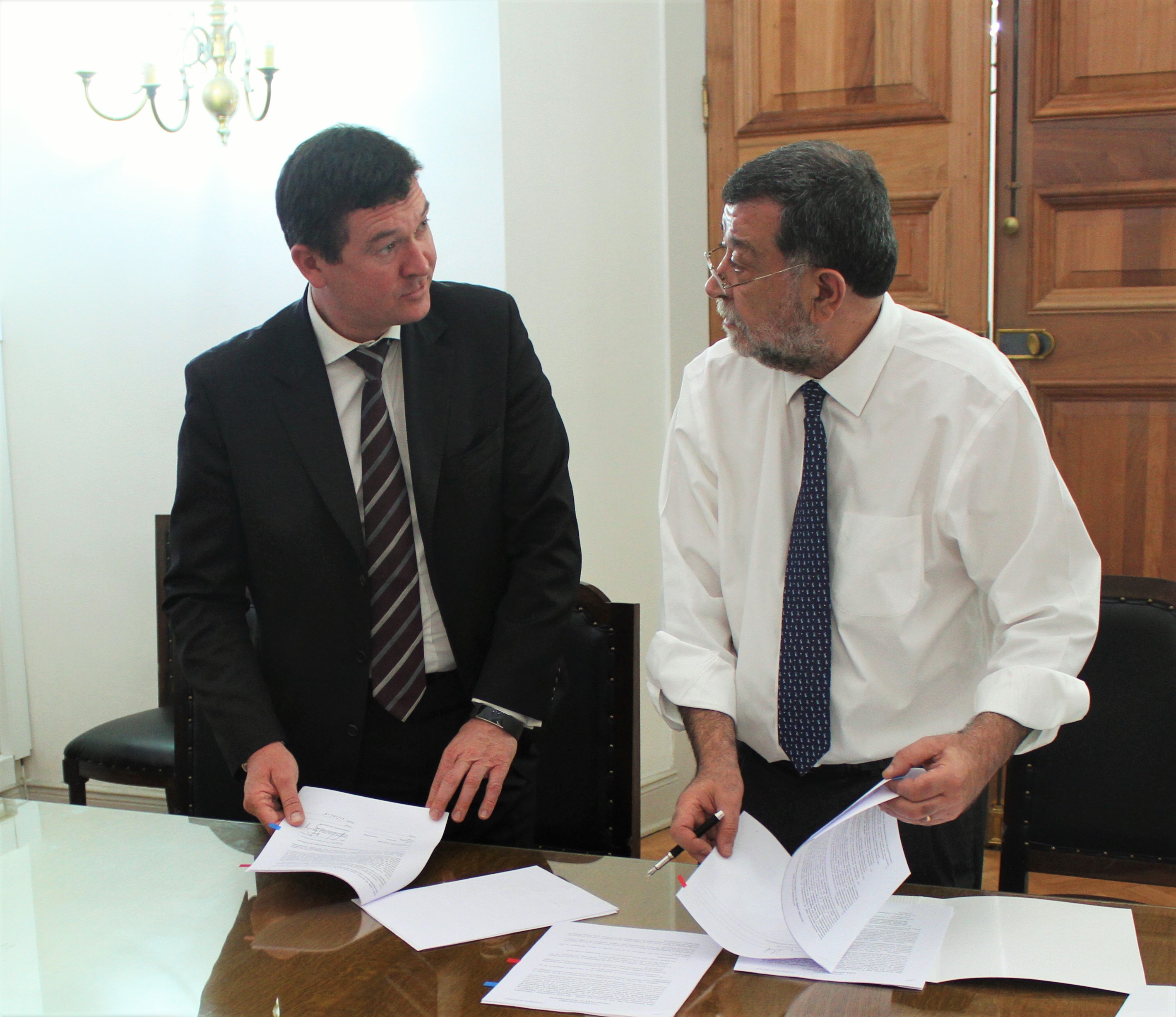 Oliver Flogel, gerente general de Microsoft Chile,  junto al Subsecretario del Interior, Mahmud Aleuy