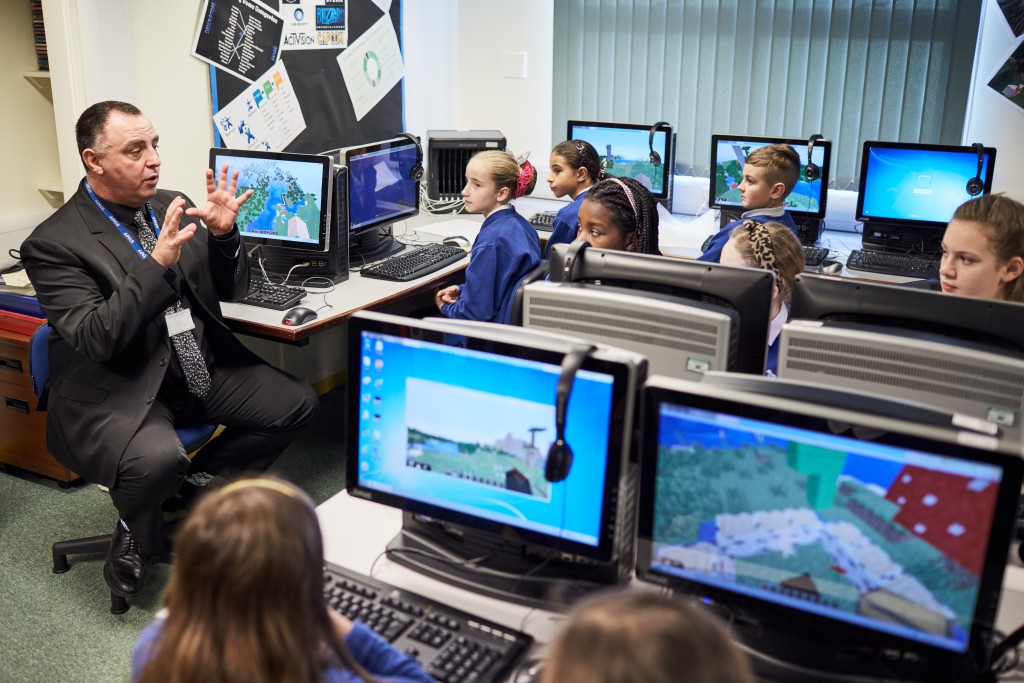 Leigh talking Minecraft with his Year Six pupils
