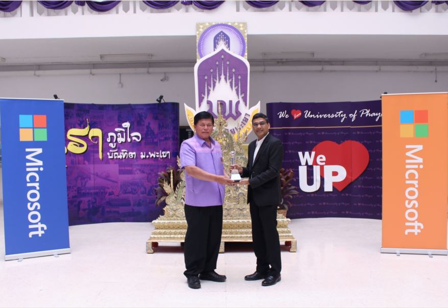 Dr. Samran Thongpaeng, Vice President for planning and development, University of Phayao, received a commemorative trophy from Mr. Lalit Mohan, Solution Specialist – Education, Microsoft Corporation in recognition of the successful collaboration between Microsoft and University of Phayao – Thailand’s first university to adopt Microsoft Azure cloud technology for IT systems management.