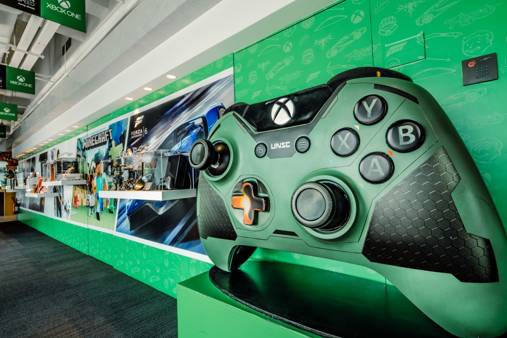 Xbox牆展示最新的Xbox One、配件、限量禮品、品牌聯乘特別版主機，以及Xbox獨家遊戲《Halo》展品。