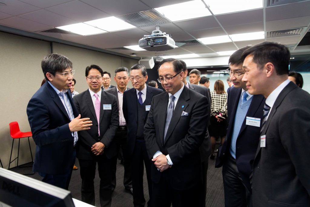 Microsoft Hong Kong總經理鄒作基先生向創新及科技局局長楊偉雄等嘉賓介紹Microsoft支援的各種創新科技示範及產品。
