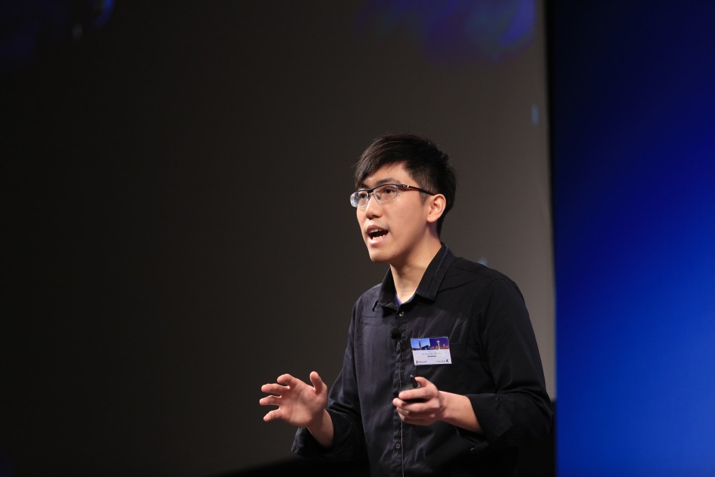 香港理工大學的單秉達向評判介紹其參賽作品HelloPlanet，最後贏得「遊戲」組別的冠軍。