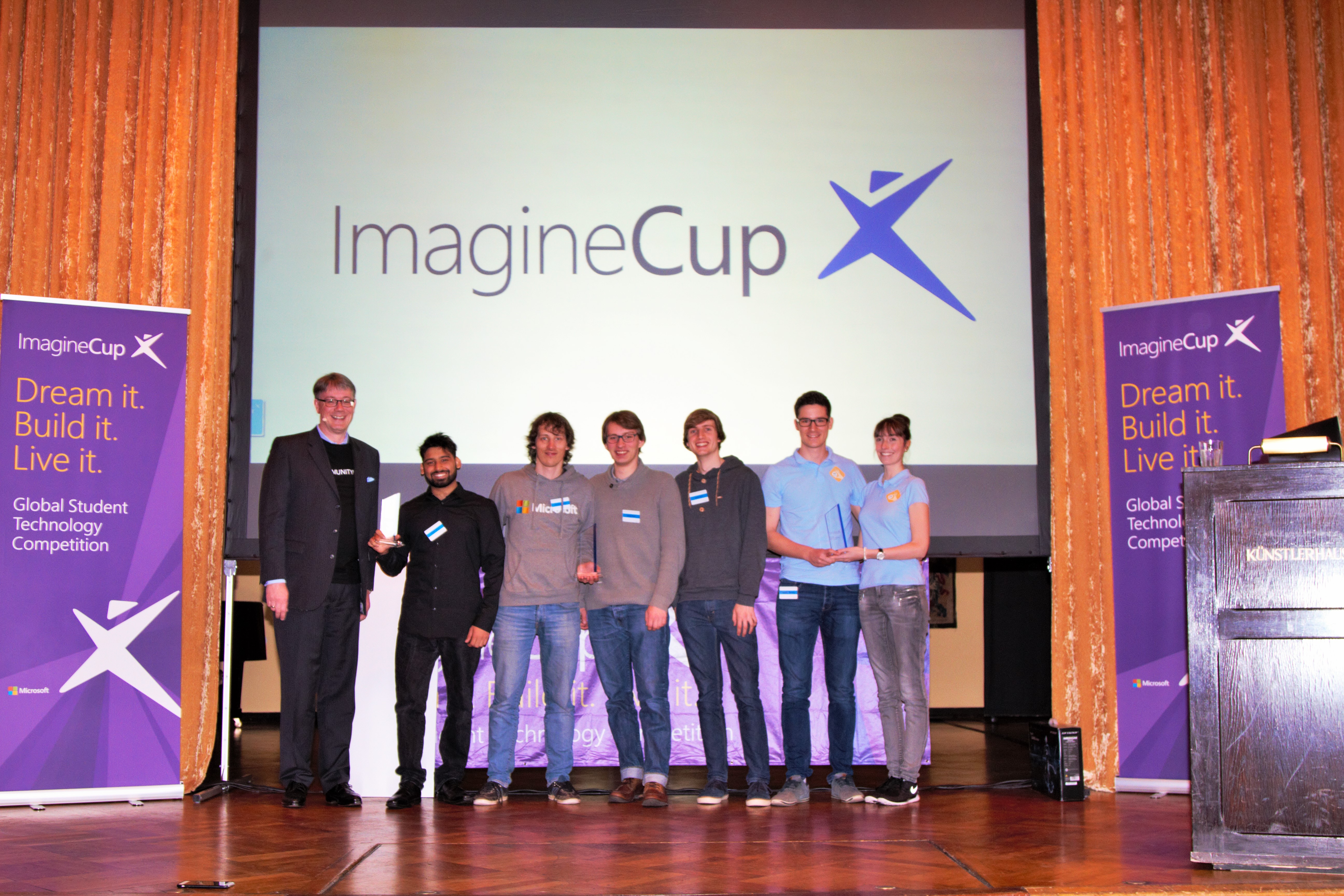 Die drei Gewinner-Teams des Nationalen Finales des Imagine Cup 2016 bei der Preisverleihung im Künstlerhaus in München