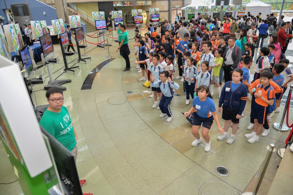 第一屆「數碼」港運會吸引了超過220名來自13間中小學的學生參加，他們四肢五官並用進行數碼競技。