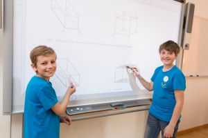 In der Schule der Zukunft - Schüler der PNMS Zwettl beim Mathematikunterricht am Smartboard. ©  Microsoft