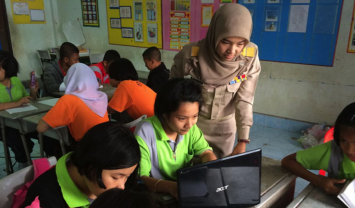 Khadiyah Amanakun (an English teacher and Microsoft Expert Educator from a school in the southernmost province of Thailand) and her “5 Steps to Mastering English Public Speaking” after-school program, proved that with creative engagement in technology, students can be encouraged to learn the language no matter where they are, with or without the Internet.