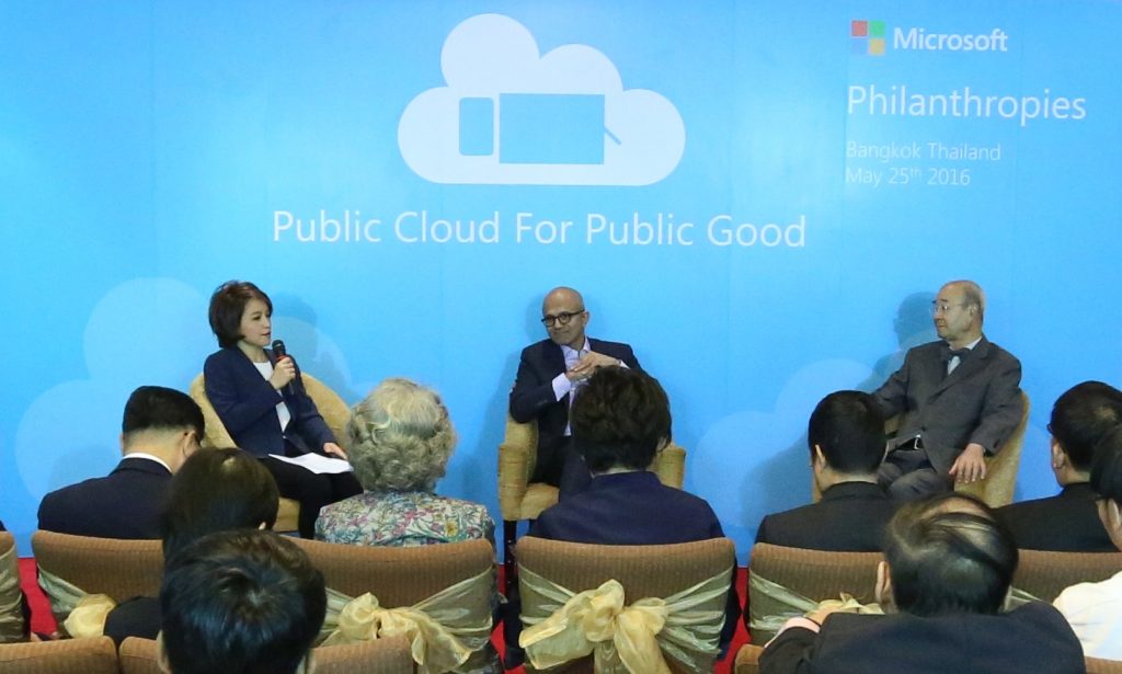 นายสัตยา นาเดลลา ซีอีโอ ไมโครซอฟท์ (กลาง) ร่วมแลกเปลี่ยนวิสัยทัศน์ในด้านการใช้เทคโนโลยีคลาวด์สาธารณะเพื่อเพื่อสาธารณประโยชน์ (Public Cloud for Public Good) กับนายมีชัย วีระไวทยะ ประธานสมาคมพัฒนาประชากรและชุมชน พร้อมด้วย ดร. ณัฏฐา โกมลวาทิน ผู้ดำเนินรายการ ในงาน Technology for Good ซึ่งมีตัวแทนจากองค์กรไม่แสวงผลกำไรกว่า 50 แห่งทั่วไทยเข้าร่วม