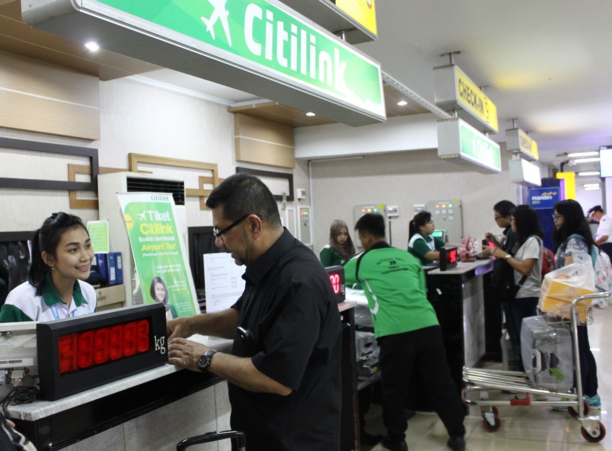 A Citilink passenger at the Halim Perdana Kusuma Airport check-in counter. 