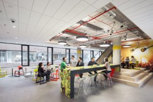 Spoločensko-pracovní prostor v nové kanceláři Microsoft