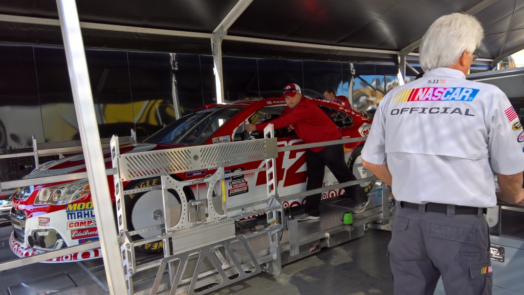 Los oficiales de NASCAR utilizan Surface para las inspecciones móviles de los autos.