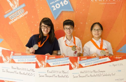 香港3名學生在全球MOS大賽中脫穎而出。由左至右︰Microsoft Powerpoint 2010 亞軍盧思晴、Microsoft Excel 2013冠軍李柏希，及Microsoft Word 2013冠軍明麗天。