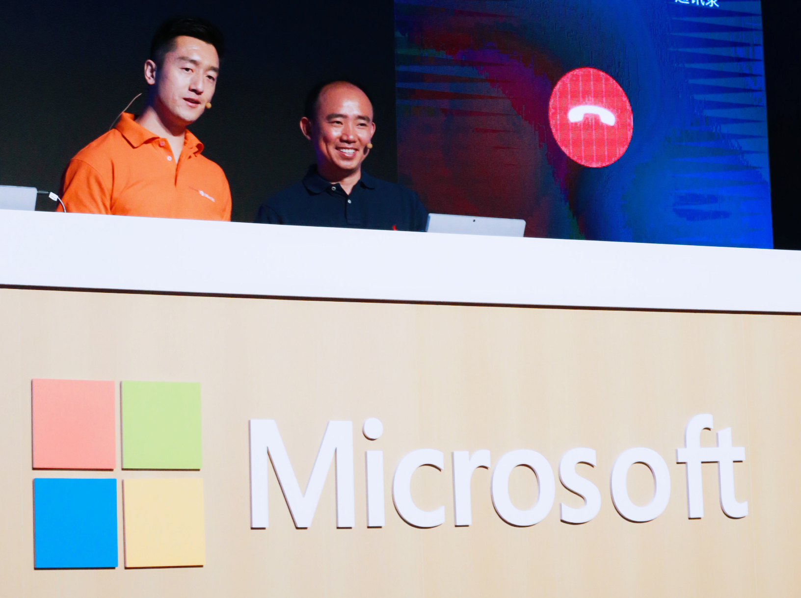 Han Wang, Microsoft senior partner business manager, left, with Derek Du, vice president of Didi Chuxing and general manager of Didi Enterprise, at a Microsoft developer summit on June 1, 2016 in China.