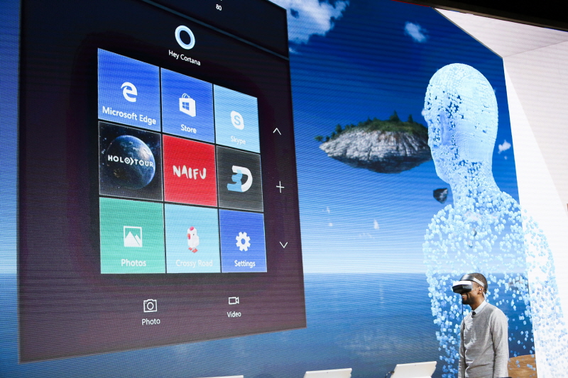 신제품 공개행사에서 코타나와 VR 헤드셋을 시연하는 모습