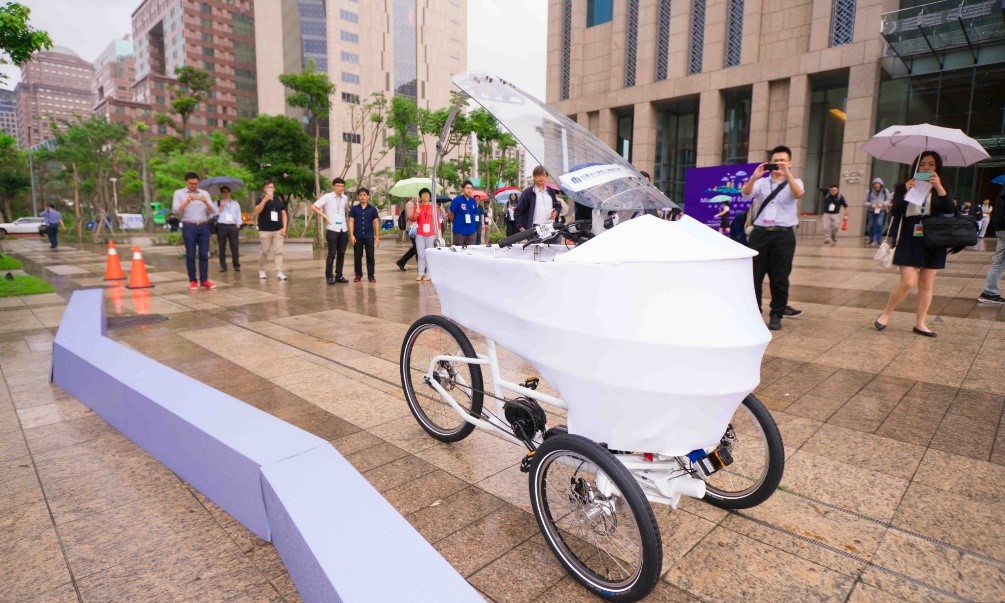 Co-developed by Microsoft and MIT Media Lab, the electric vehicle attracted tons of spectators who braved the rain to snap a few pictures