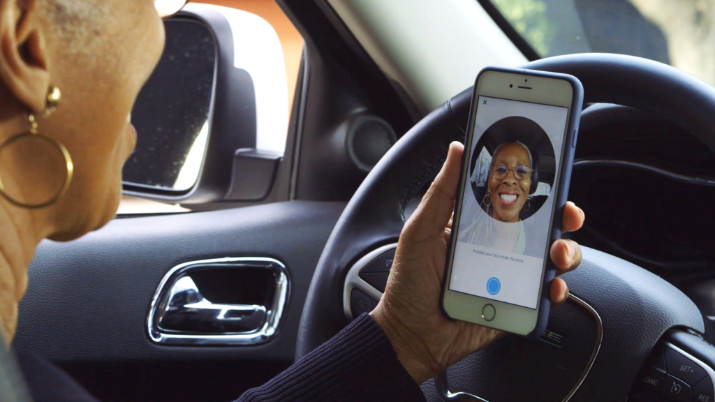 O Real-Time ID Check pede ao motorista para compartilhar uma selfie antes de se conectar para ajudar a garantir que o condutor que utiliza o app é o mesmo que conta do cadastro da Uber. (Foto: Uber)