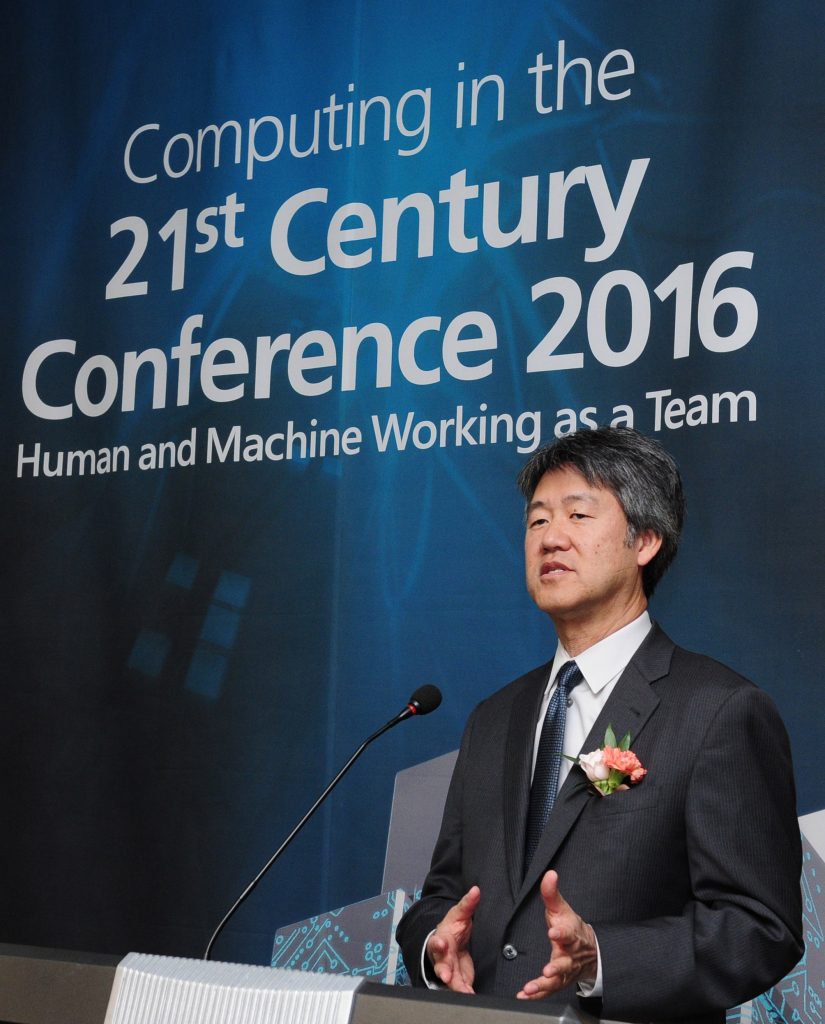 피터 리 부사장(마이크로소프트연구소 총괄)이 3일 연세대학교 신촌캠퍼스에서 열린 '21세기 컴퓨팅 컨퍼런스 2016’에서 발표를 하고 있다.