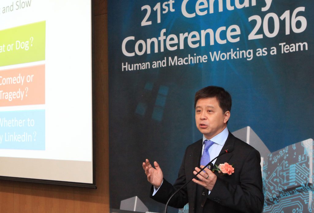 샤오우엔 혼 부사장(마이크로소프트연구소 아시아 소장)이 3일 연세대학교 신촌캠퍼스에서 열린 '21세기 컴퓨팅 컨퍼런스 2016’에서 발표를 하고 있다. 