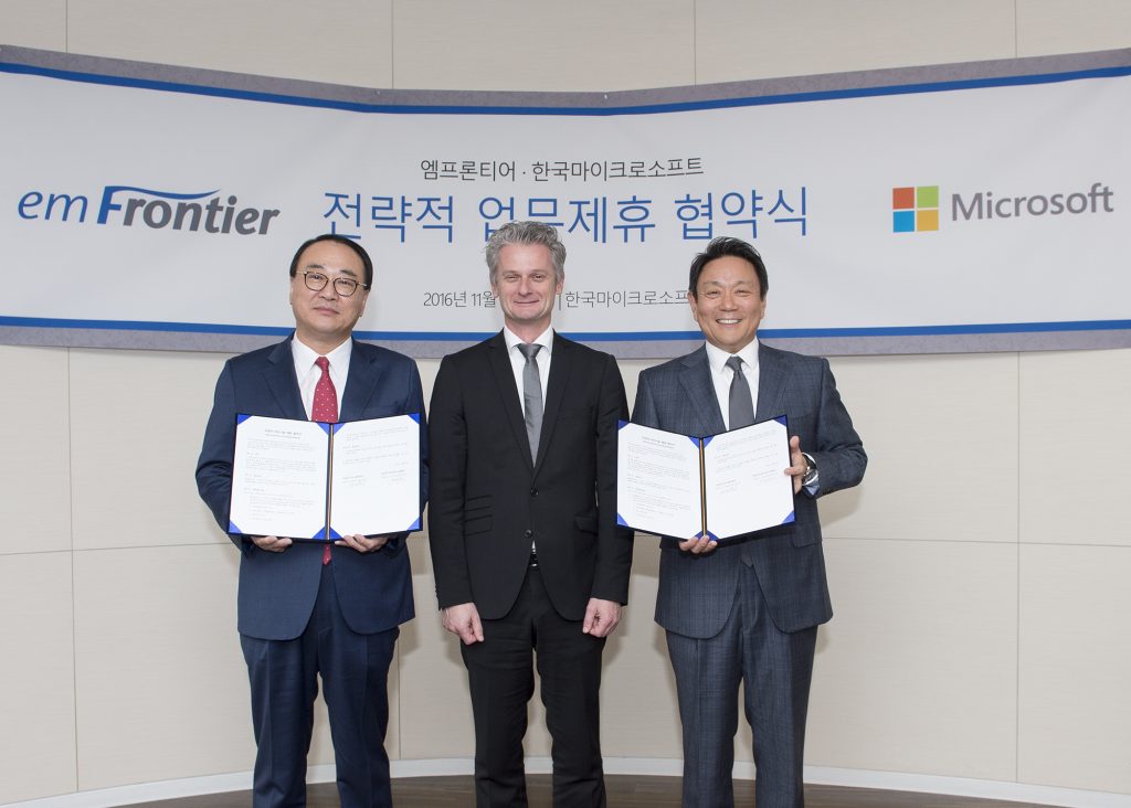 좌측부터 엠프론티어 안재환 대표, 마이크로소프트 아시아 랄프 하웁터 사장, 한국마이크로소프트 고순동 대표가 전략적 파트너십에 관한 제휴 협약서를 교환하고 있다.