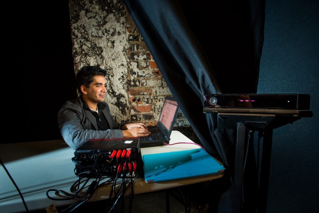 Microsoft researcher Neel Joshi no sistema de som habilitado pelo Kinect do “The Oregon Project.” 