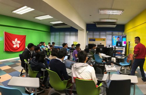 Microsoft Skype-a-Thon於今年11月29至30日舉行，圖為香港華人基督教聯會真道書院的學生與Microsoft全球教育副總裁Anthony Salcito進行Skype連線對話。