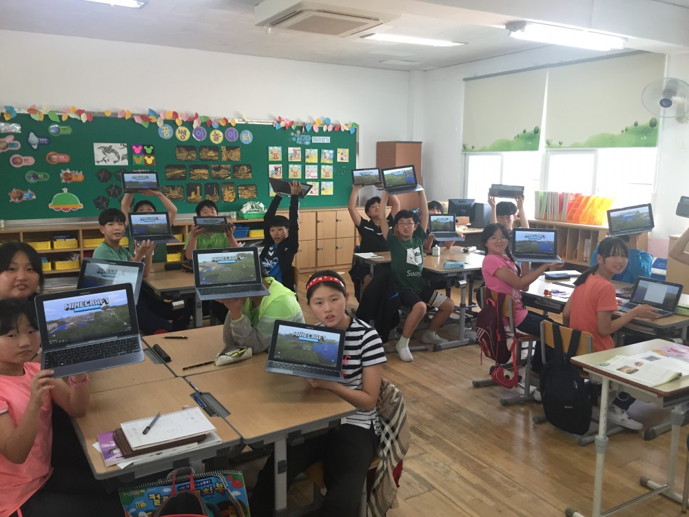 전남삼서초등학교에서 Windows 10을 활용해 교육을 진행하고 있는 모습