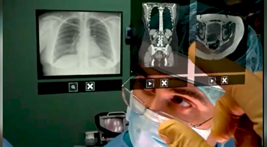 Хирург видит вирутальные панели с мдеицинскими данными в Microsoft HoloLens 
