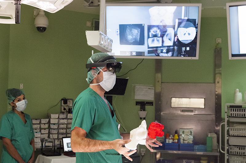 Хирург в Microsoft HoloLens