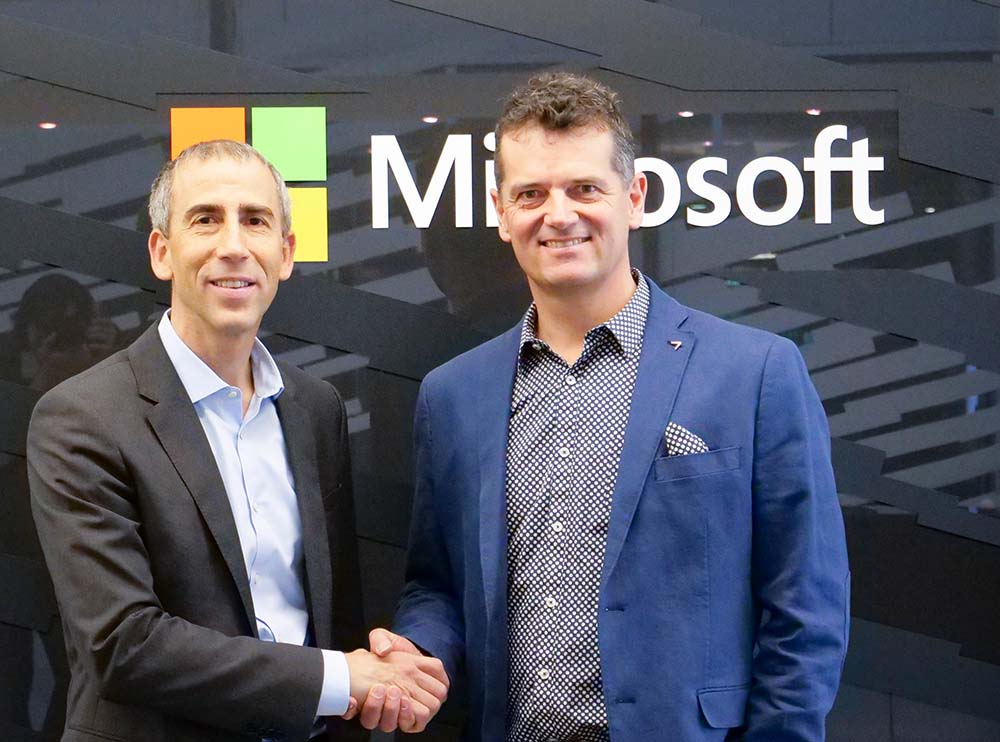 Marc Weder, verantwortlich für die Bildungskunden bei Microsoft Schweiz (links) und Michael Achermann, Leiter Institut für berufliche Aus- und Weiterbildung.