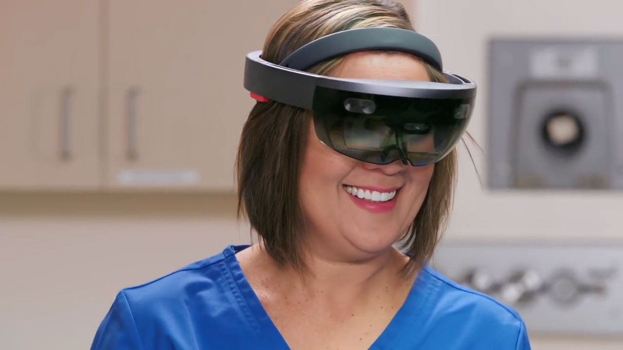 Microsoft HoloLens поможет врачам научиться принимать сложные роды