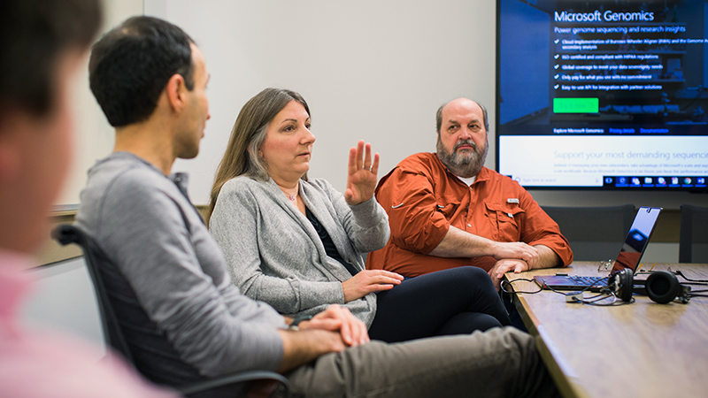 Слева направо: Рави Пандья, Джералин Миллер и Боб Дэвидсон обсуждают службу Microsoft Genomics. (Фото: Дэн Делонг для Microsoft.)
