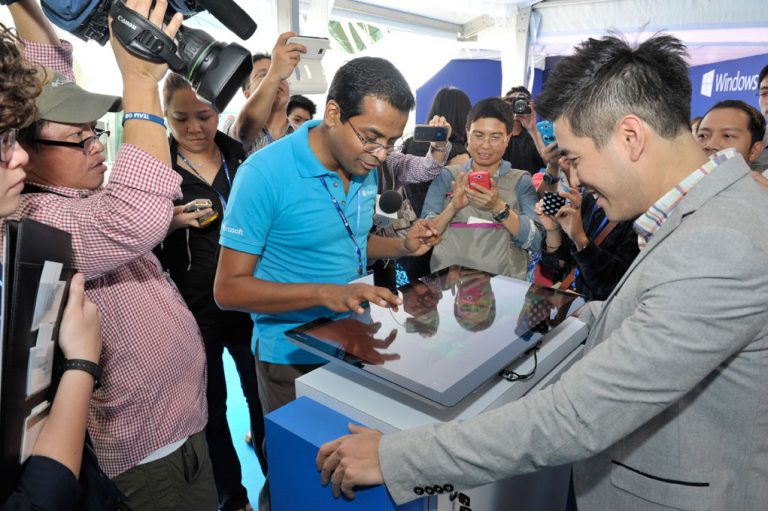 Arun Ulag (in blue shirt) of Microsoft Asia Pacific demonstrates the fast, fluid and connected experience with Windows 8.