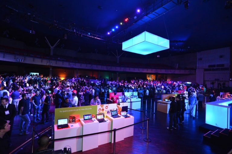 Attendees get hands-on time with Windows 8 at the Brazil launch event