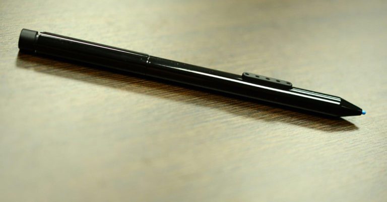 The pen that comes with Surface Windows 8 Pro uses Palm Block technology to make writing and drawing natural and intuitive. The pen technology enables note taking, drawing and fine control of the cursor in any setting.