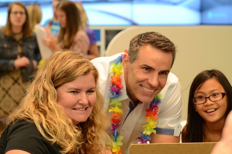 Retired Cardinals quarterback Kurt Warner with fans at the Scottsdale Fashion Square Microsoft Store.