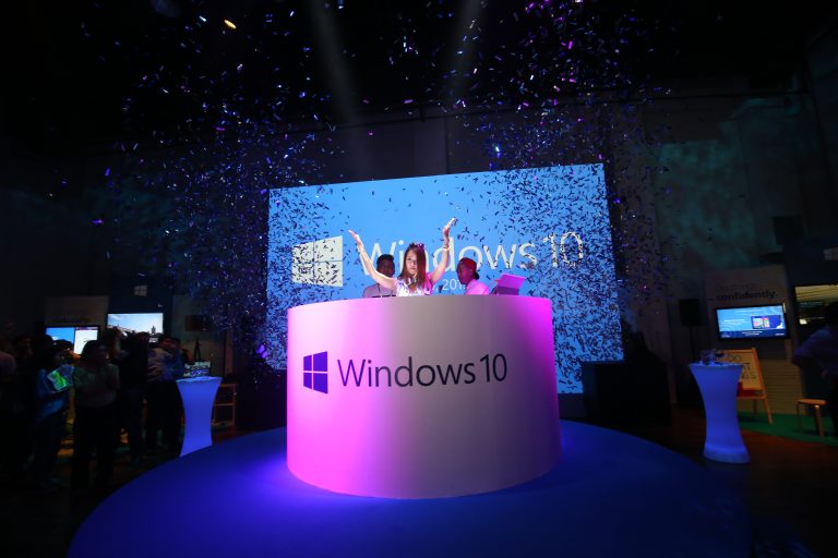 Singapore welcomes Windows 10 .